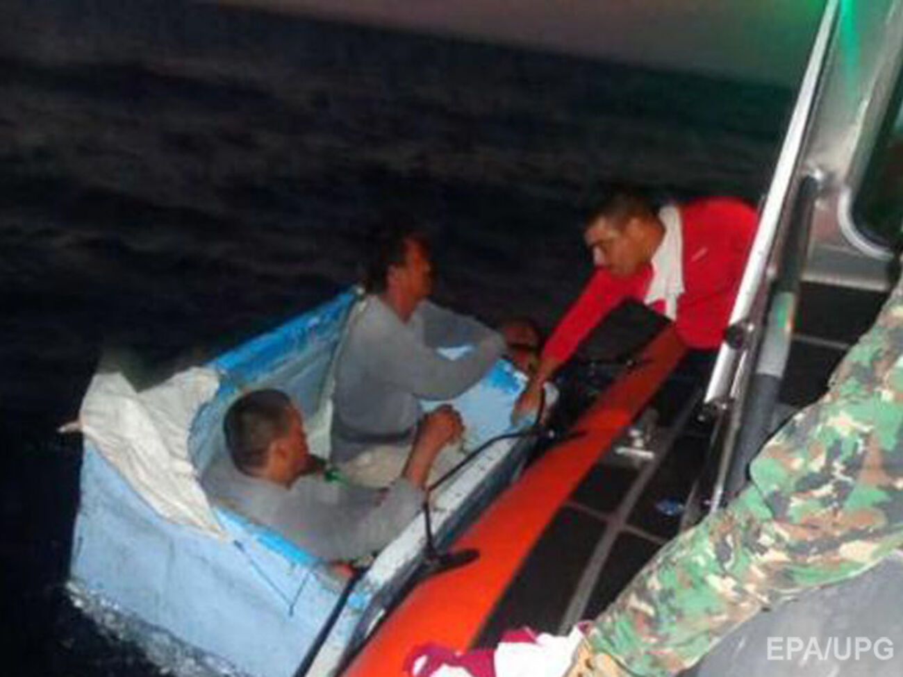 Рыбаки дрейфовали в море в самодельном холодильнике