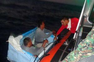 Рыбаки дрейфовали в море в самодельном холодильнике