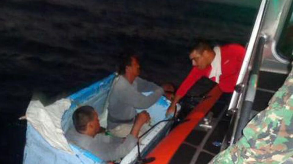 Рыбаки дрейфовали в море в самодельном холодильнике