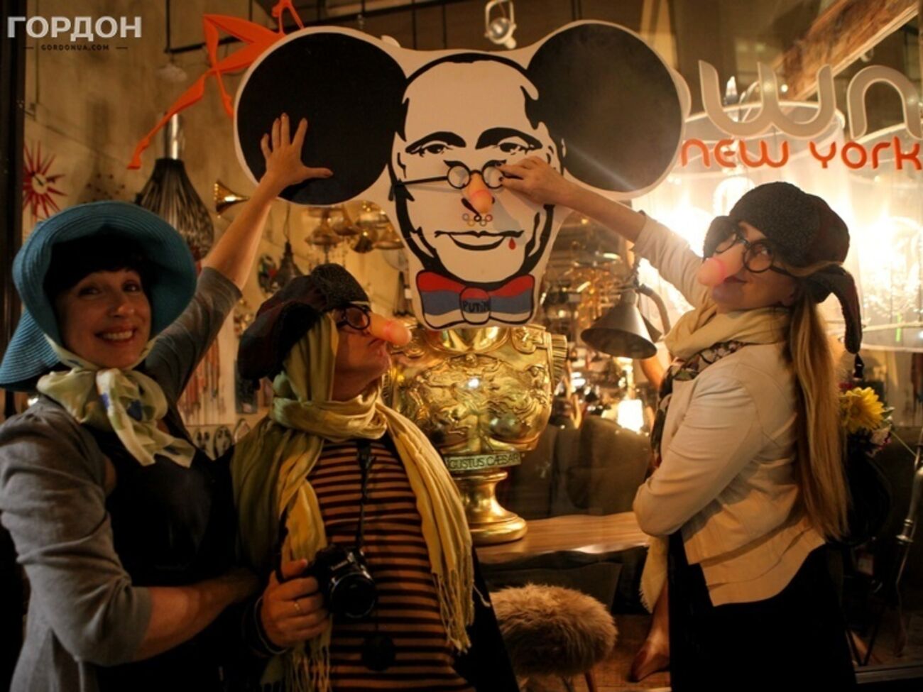 Участники акции прошлись по улицам Нью-Йорка с портретом Владимира Путина в образе Чебурашки