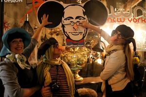 Участники акции прошлись по улицам Нью-Йорка с портретом Владимира Путина в образе Чебурашки