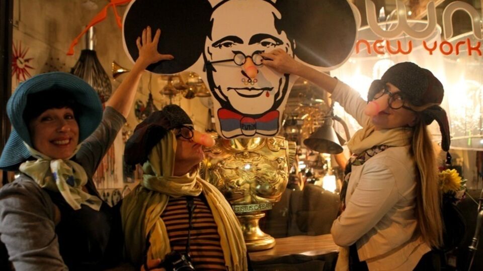 Участники акции прошлись по улицам Нью-Йорка с портретом Владимира Путина в образе Чебурашки