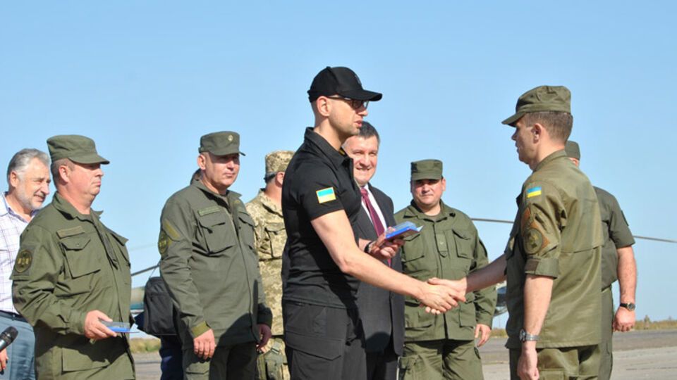 Яценюк вручил награды бойцам Нацгвардии