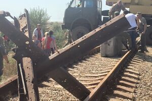 Активисты перекрыли железную дорогу к "Крымскому титану"