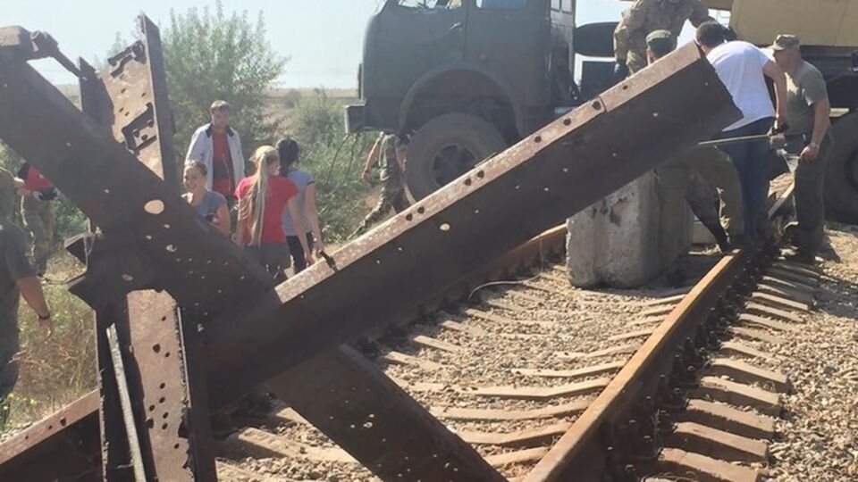 Активисты перекрыли железную дорогу к "Крымскому титану"