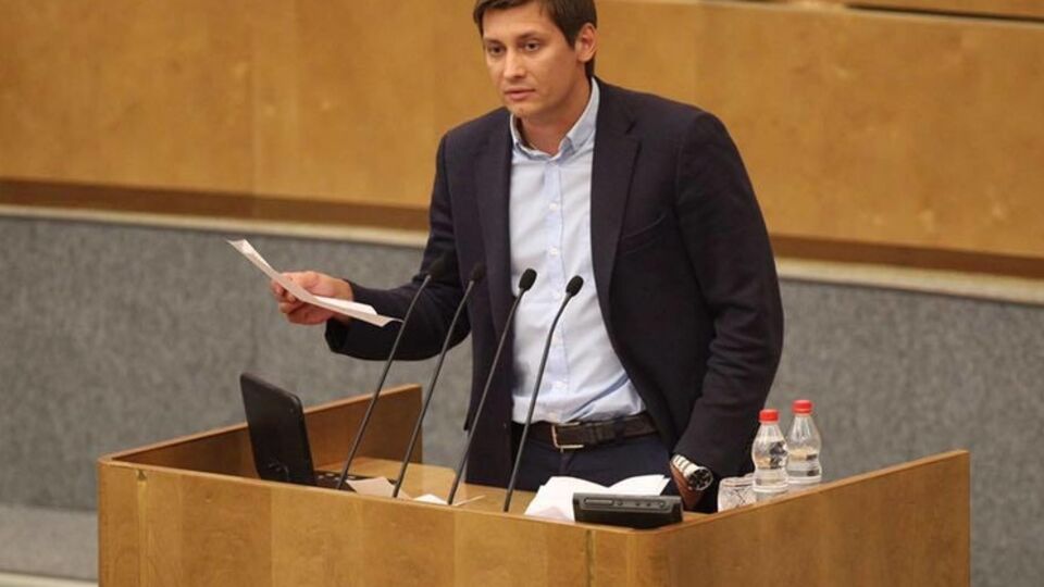 Гудков: Стоит только намекнуть на возможность лишения теплого местечка, как российские чиновники становятся форменными пай-мальчиками