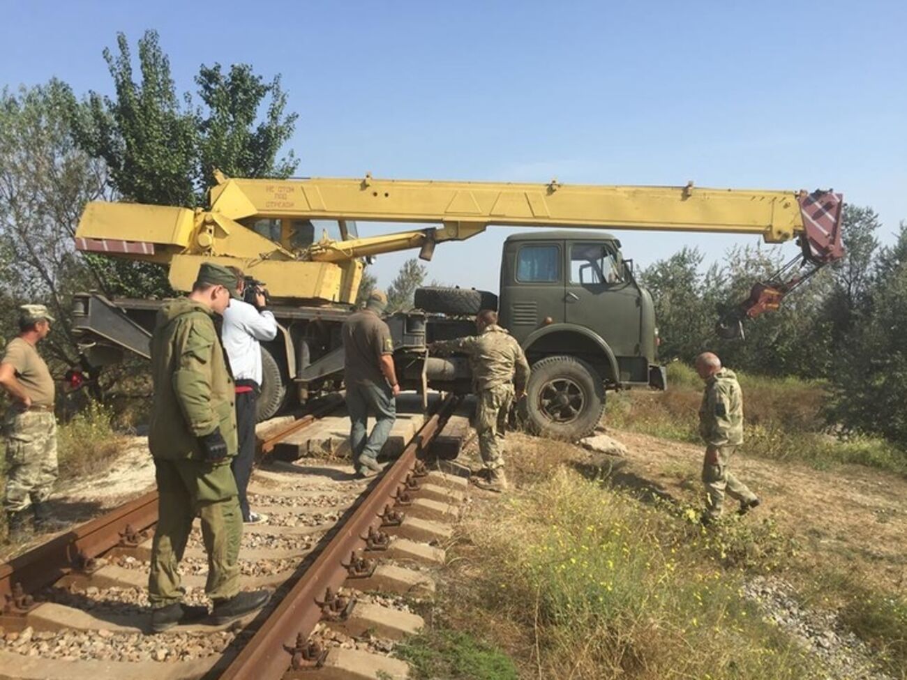 Активисты перекрыли железную дорогу к "Крымскому титану"