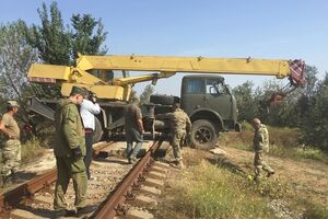 Активисты перекрыли железную дорогу к "Крымскому титану"
