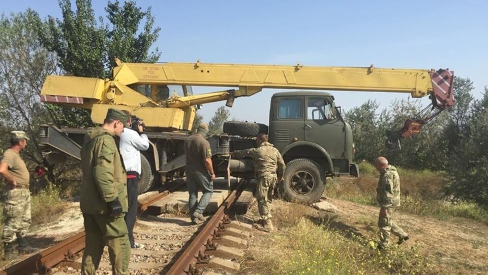 Активисты перекрыли железную дорогу к "Крымскому титану"
