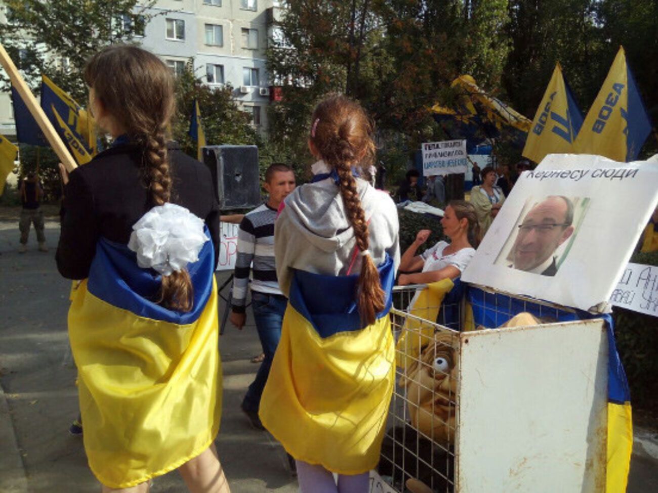 В пикете перед судом в Полтаве, где слушается дело Кернеса, принимали участие школьники. Фоторепортаж