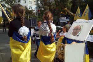 В пикете перед судом в Полтаве, где слушается дело Кернеса, принимали участие школьники. Фоторепортаж