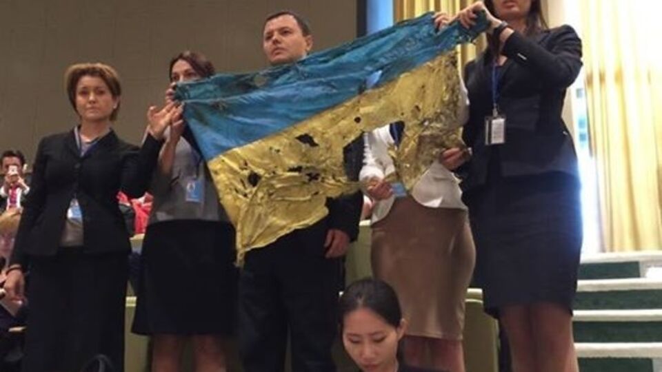 Флаг из-под Иловайска подняли в зале Генассамблеи ООН перед выступлением Путина