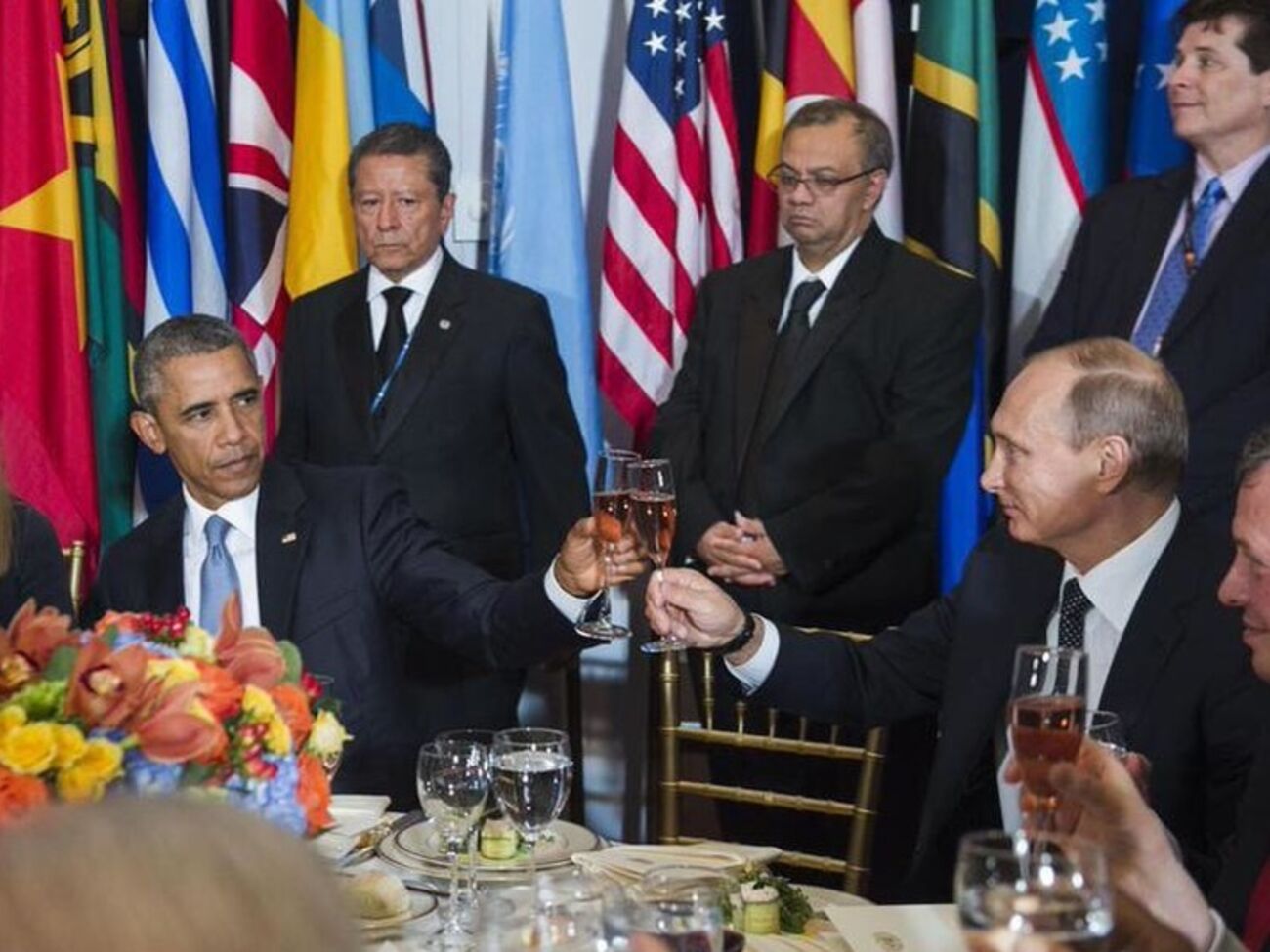 После тоста Пан Ги Муна Обама и Путин пожали руки и чокнулись бокалами