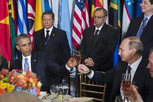 После тоста Пан Ги Муна Обама и Путин пожали руки и чокнулись бокалами