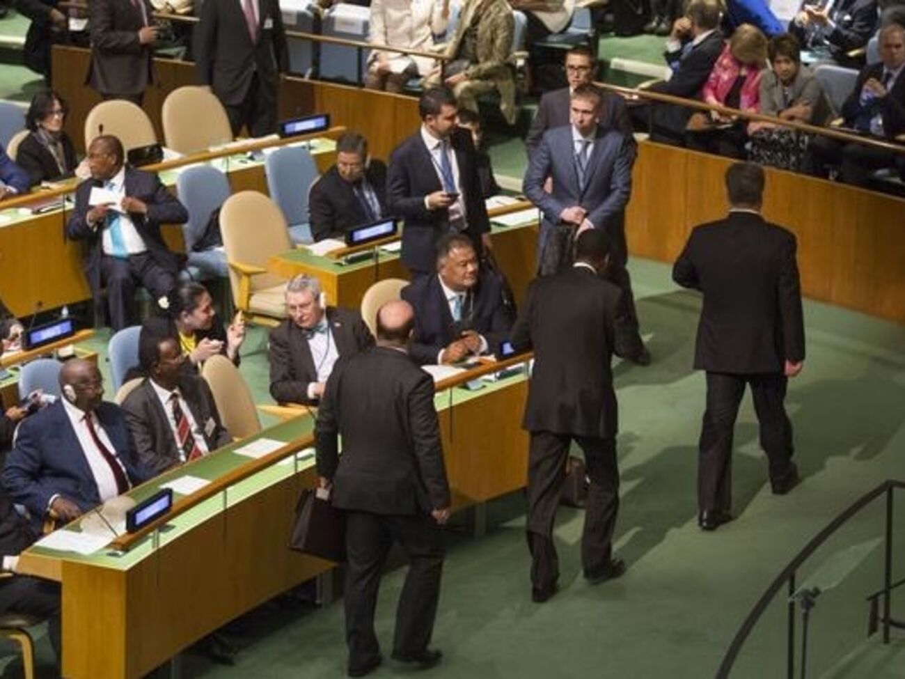 Украинская делегация во главе с президентом Порошенко покинула зал Генассамблеи ООН во время выступления Путина