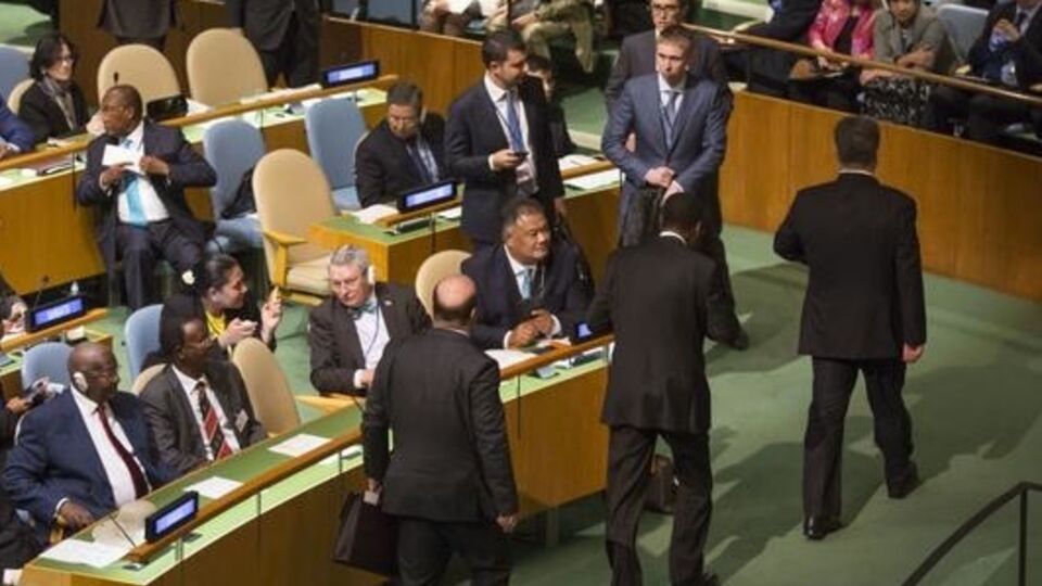 Украинская делегация во главе с президентом Порошенко покинула зал Генассамблеи ООН во время выступления Путина