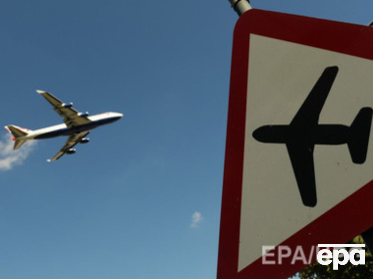 С 25 октября украинские авиаперевозчики не смогут отправлять рейсы в Россию
