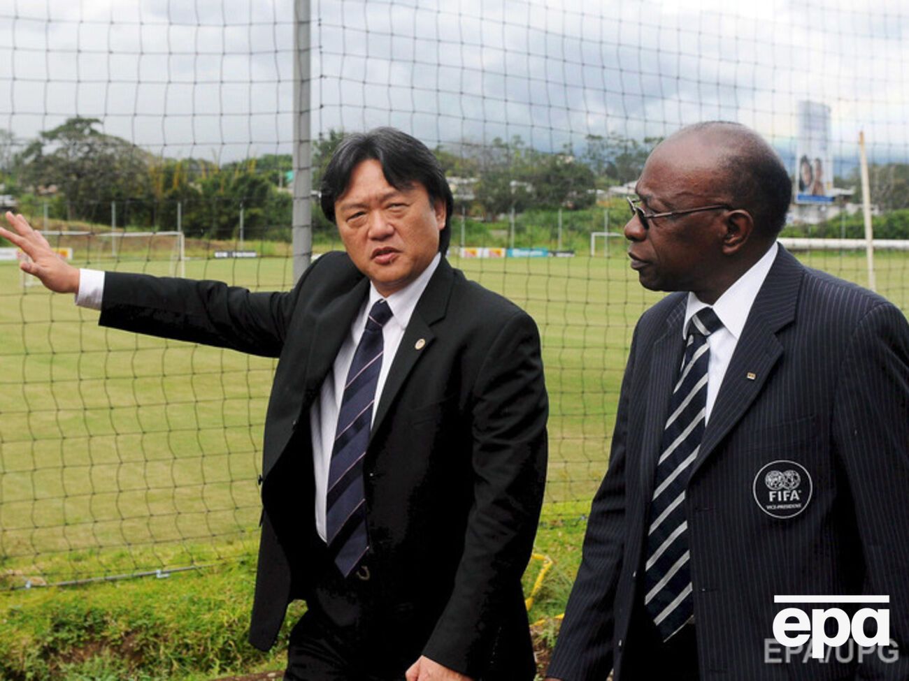 Футбольные функционеры из Центральной Америки Эдуардо Ли (слева) и Джек Уорнер проходят по делу о коррупции