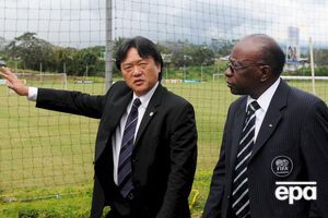 Футбольные функционеры из Центральной Америки Эдуардо Ли (слева) и Джек Уорнер проходят по делу о коррупции