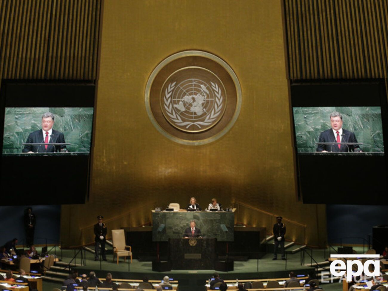 Россия пытается скрыть следы своего присутствия на Донбассе, заявил Петр Порошенко