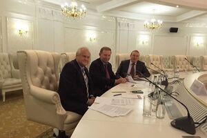 Второй президент Украины Леонид Кучма, спецпредставитель ОБСЕ Мартин Сайдик и спецпредставитель РФ Азамат Кульмухаметов