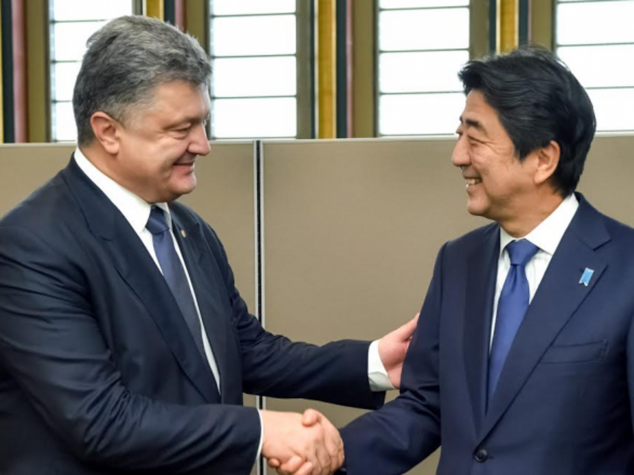 Порошенко и Абэ обсудили сотрудничество Украины и стран G7 в контексте председательства Японии в этой организации с 1 января