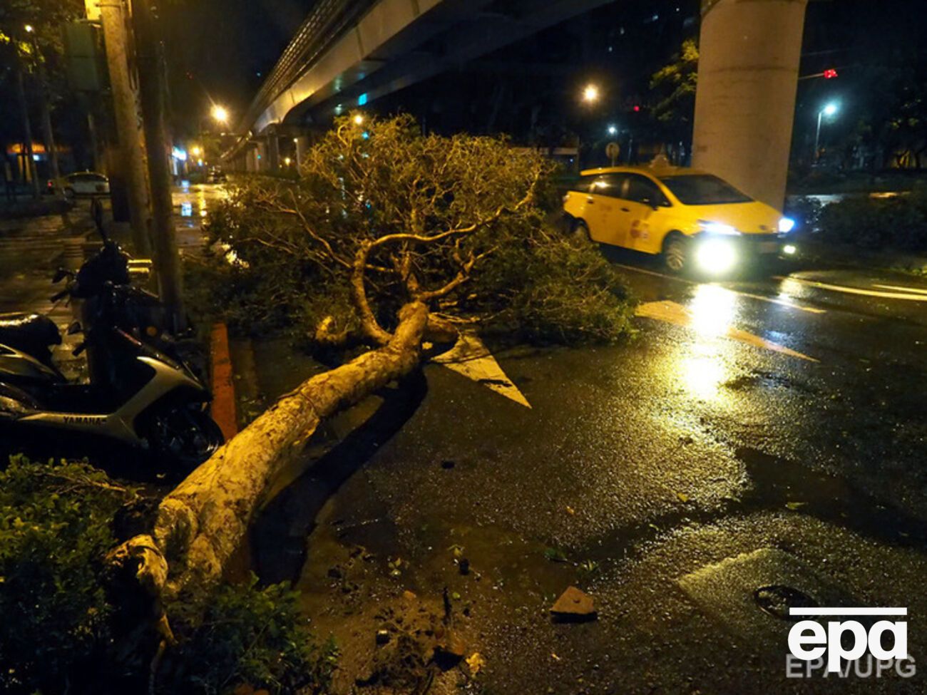 Тайфун привел к гибели двух человек