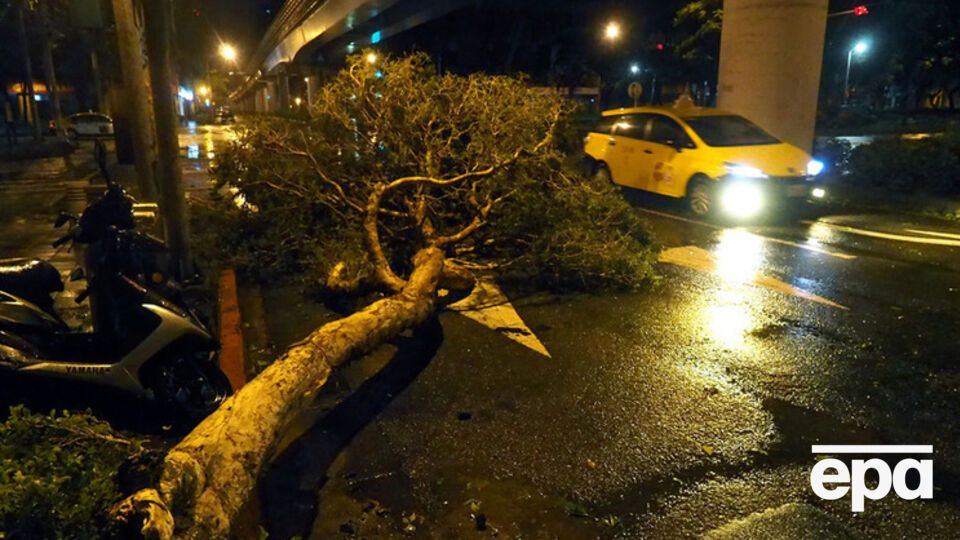 Тайфун привел к гибели двух человек