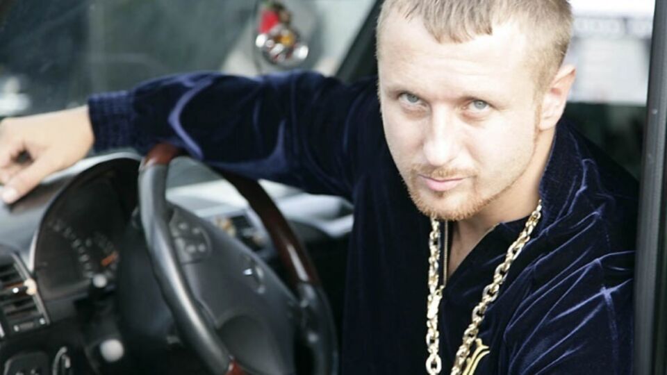 Сбитый внедорожником волонтер и рэпер Ларсон скончался 26 сентября