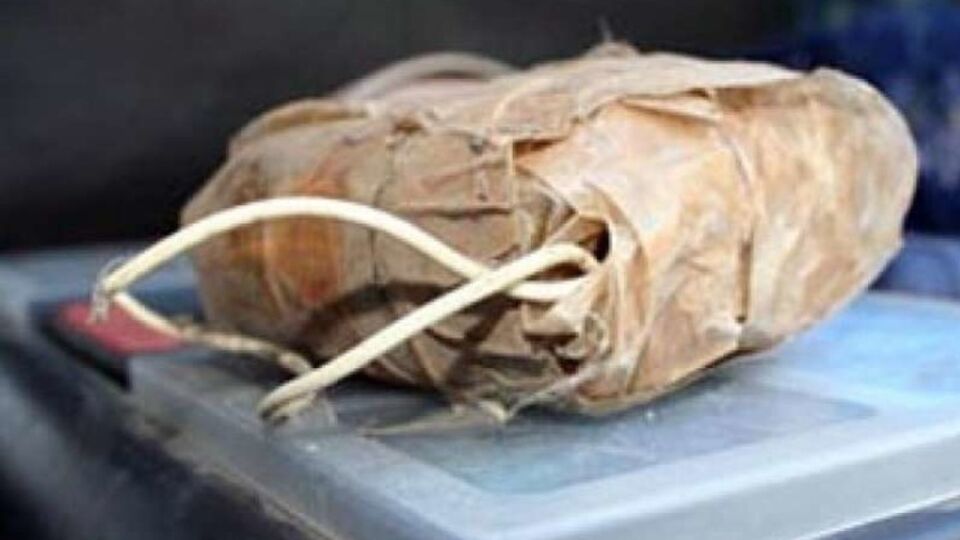 Мальчик подсоединил батарею к проводам неизвестного устройства