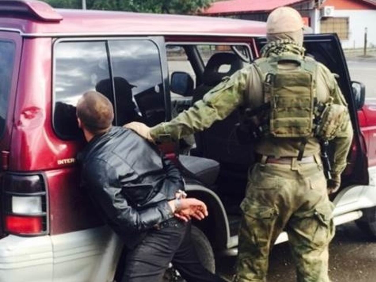 СБУ: Во время обысков у злоумышленников изъято два автомата (АКС и АК чешского производства), семь гранат Ф-1 и РГД-5, более 2000 патронов различного калибра