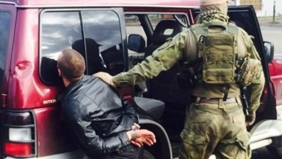 СБУ: Во время обысков у злоумышленников изъято два автомата (АКС и АК чешского производства), семь гранат Ф-1 и РГД-5, более 2000 патронов различного калибра