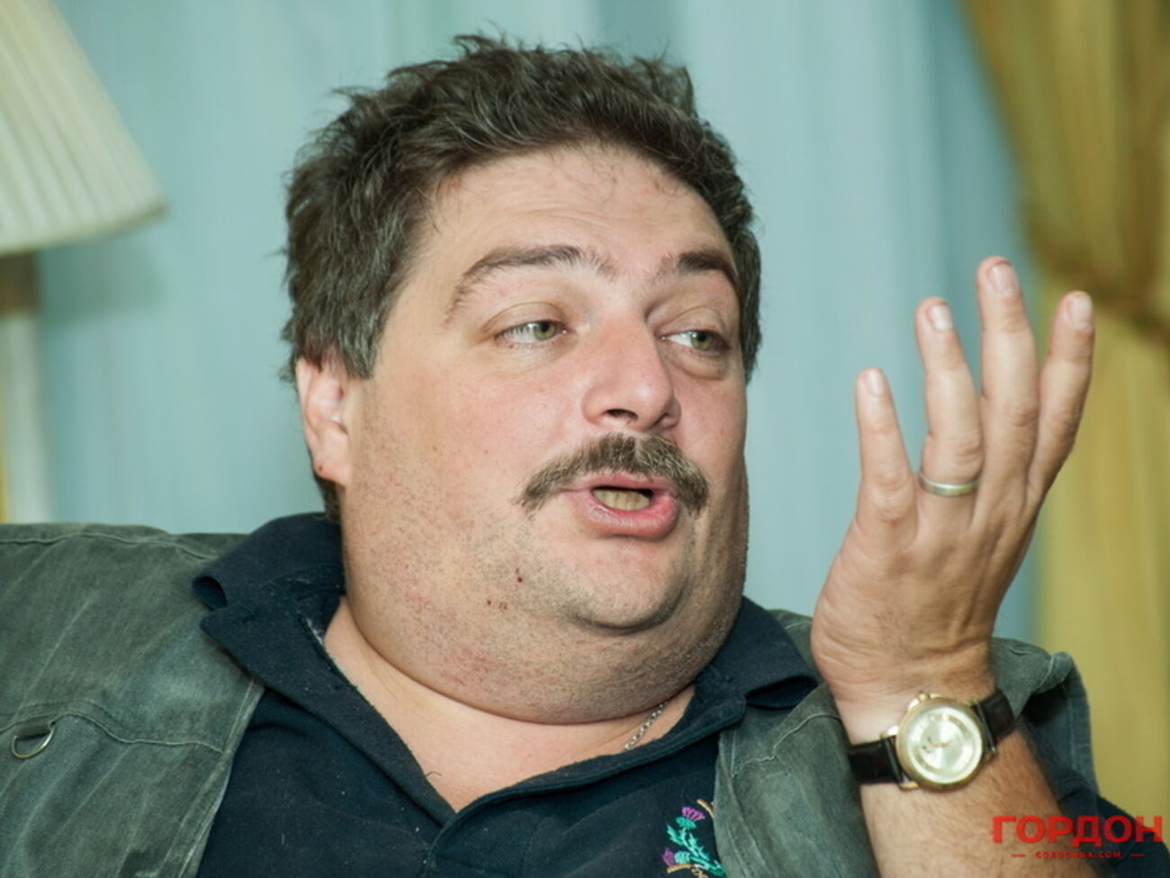 Быков о Путине:&nbsp;Крым наш, а Сирия далече.&nbsp;Мне б только сесть с тобой за стол &ndash; Ты попросил меня о встрече...&nbsp;И я, как видишь, снизошел