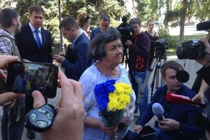 Мария Савченко приехала на суд с букетом желтых и голубых цветов