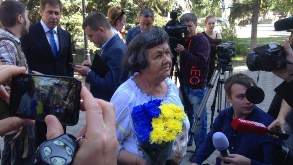 Мария Савченко приехала на суд с букетом желтых и голубых цветов