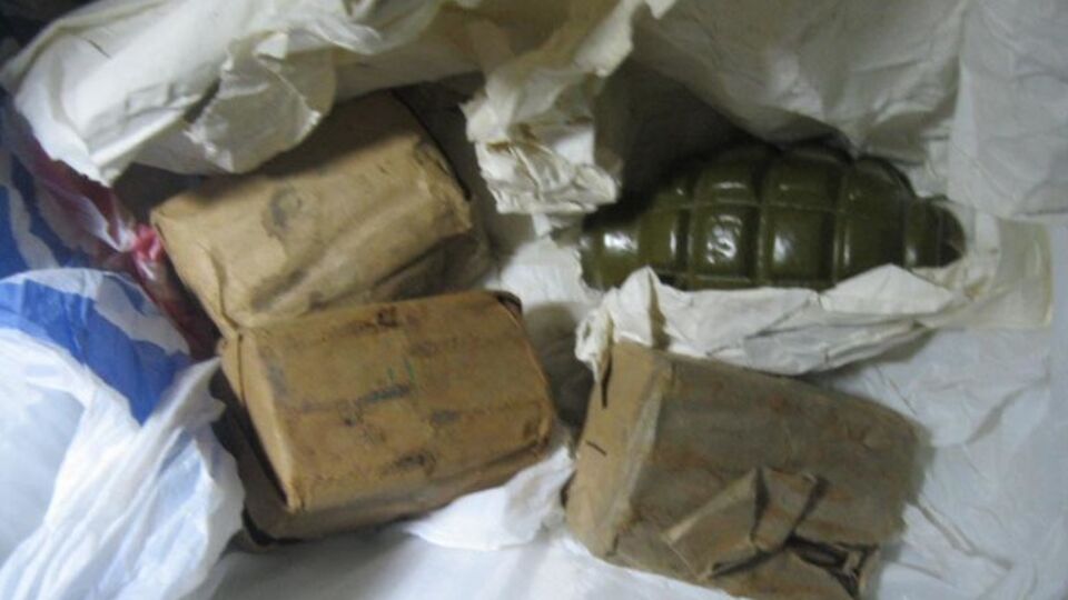 Гражданин Грузии перевозил гранату, запал к ней и 90 патронов