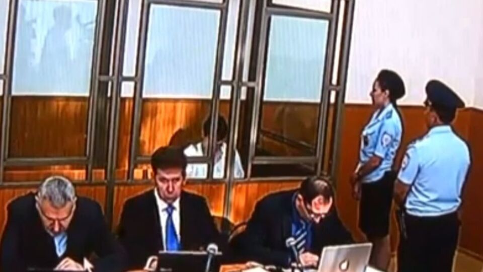 Скриншот трансляции из зала суда