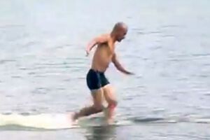 Монах Ши Лилянь из Шаолиньского монастыря пробежал по разложенным на поверхности озера фанерным дощечкам 125 м