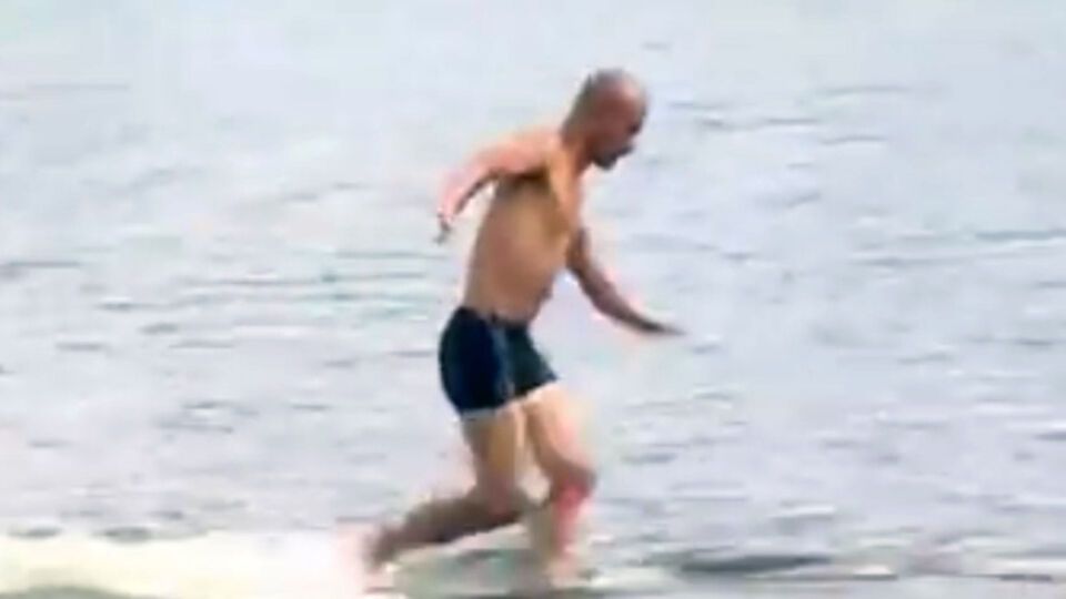 Монах Ши Лилянь из Шаолиньского монастыря пробежал по разложенным на поверхности озера фанерным дощечкам 125 м