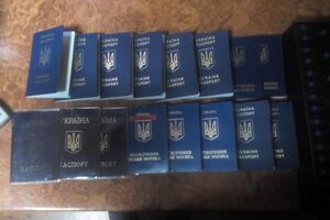 Житель Херсона вез в Крым десять паспортов граждан Украины для выезда за границу, три паспорта граждан Украины, три удостоверения личности моряка и другие документы
