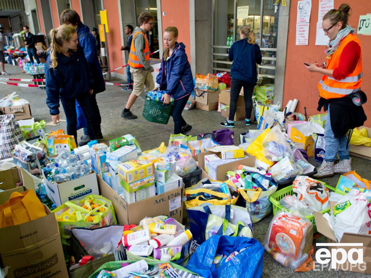 Жители города завалили вокзал гуманитарной помощью
