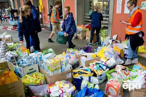 Жители города завалили вокзал гуманитарной помощью