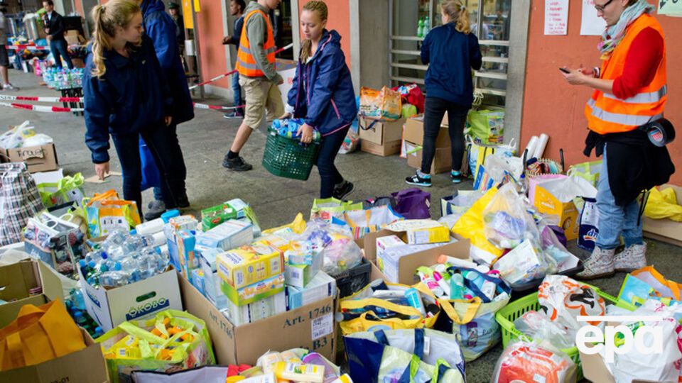 Жители города завалили вокзал гуманитарной помощью