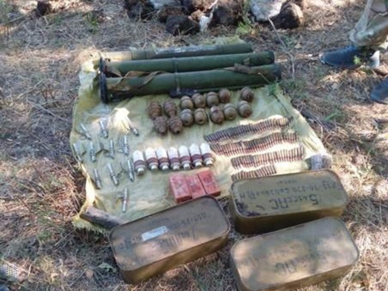 Сотрудники СБУ изъяли из тайника три гранатомета, гранаты и патроны.