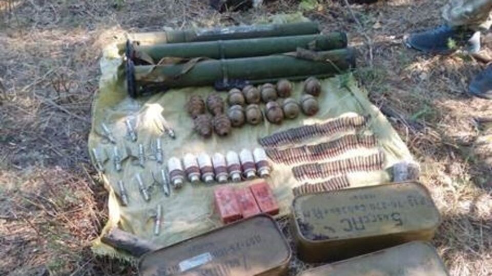 Сотрудники СБУ изъяли из тайника три гранатомета, гранаты и патроны.