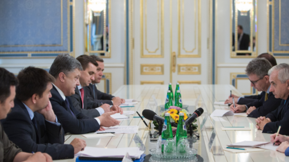 Порошенко обсудил с американским сенатором помощь Украине