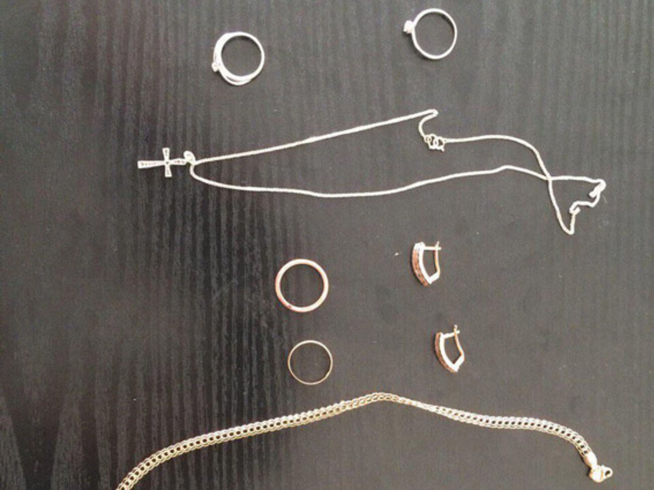 У подозреваемых изъяты вещественные доказательства их причастности к ограблениям