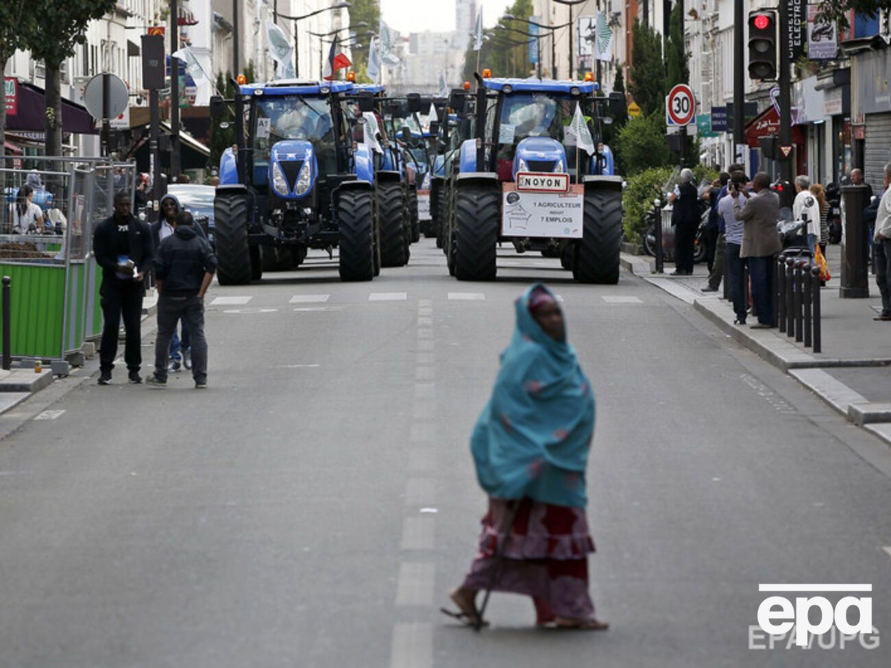 В Париже фермеры на тракторах устроили акцию протеста против снижения цен на продукты. Фоторепортаж