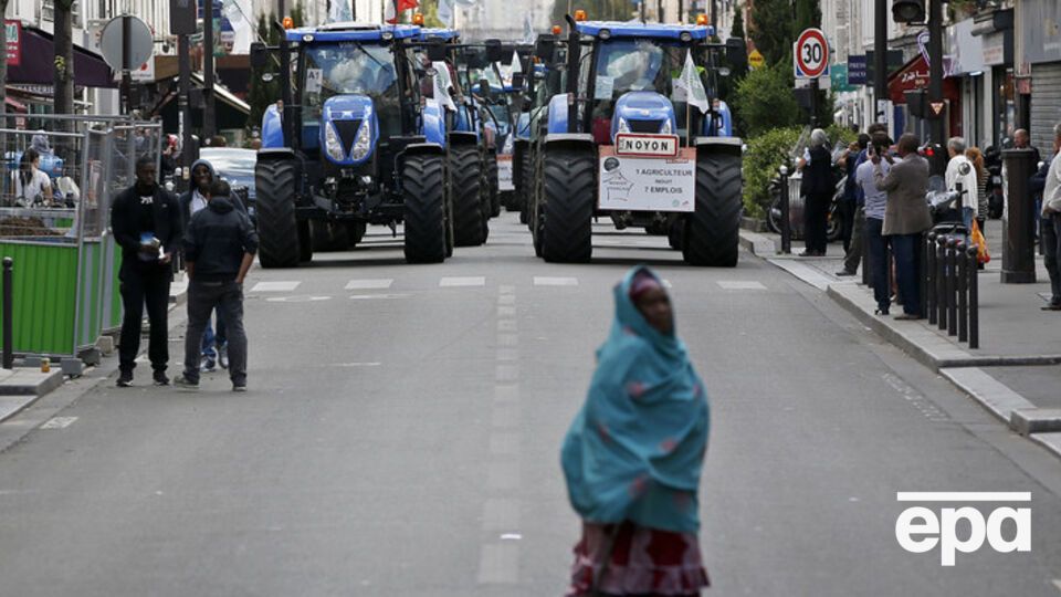 В Париже фермеры на тракторах устроили акцию протеста против снижения цен на продукты. Фоторепортаж
