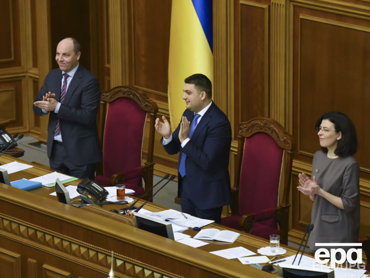 Во время обсуждения парламент учел одну правку к закону, которая запрещает основывать и участвовать в теле-, радиоорганизациях или провайдерах программной услуги резидентам страны-агрессора